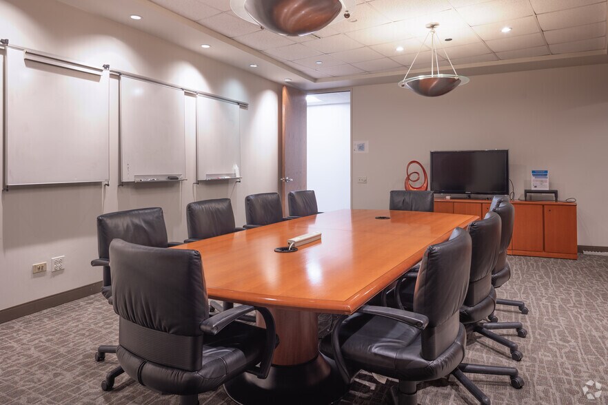 More Photos Of 200 S Wacker Dr, Chicago Coworking Space