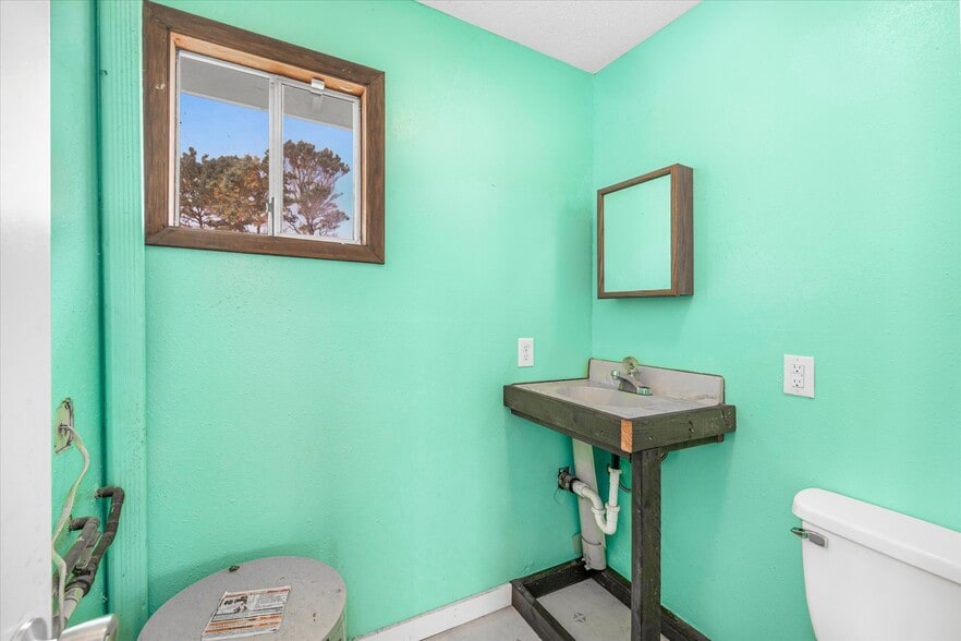 More Photos Of 3885 N Highway 101, Depoe Bay Freestanding For Sale