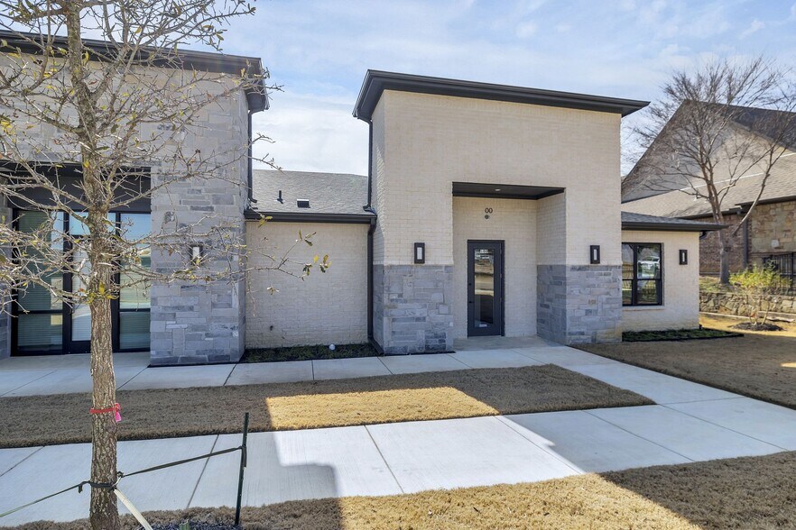 More Photos Of 1701 Fountainview Dr, Mansfield Office For Sale