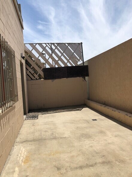 More Photos Of 2621 Pico Blvd, Santa Monica Storefront Retail Office For Lease