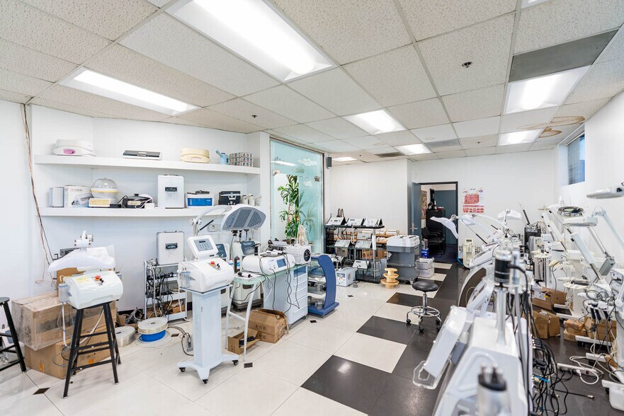 More Photos Of 10443 Arminta St, Sun Valley Warehouse For Sale