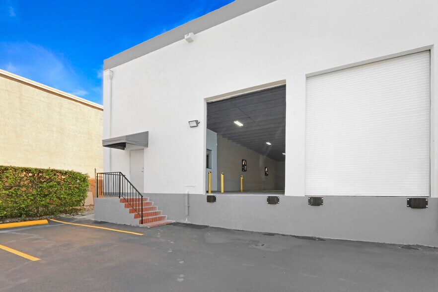 More Photos Of 1730 W 38th Pl, Hialeah Manufacturing For Lease