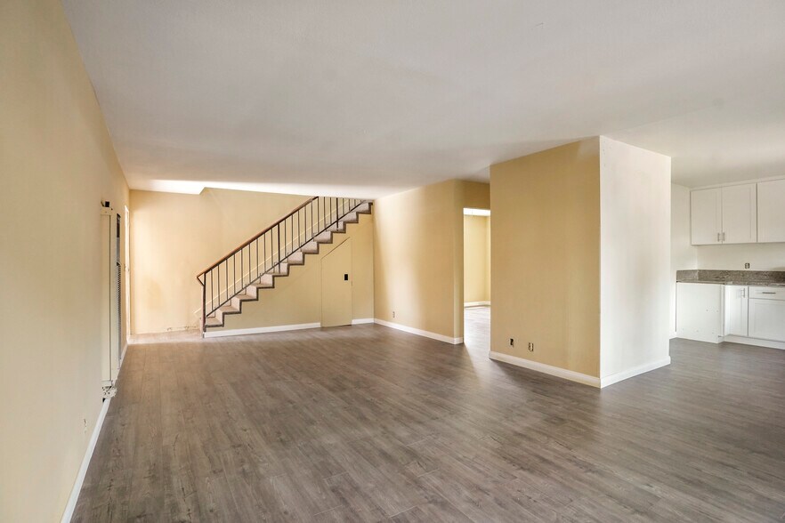 More Photos Of 1001-1003 W Myrtle St, Santa Ana Specialty For Sale