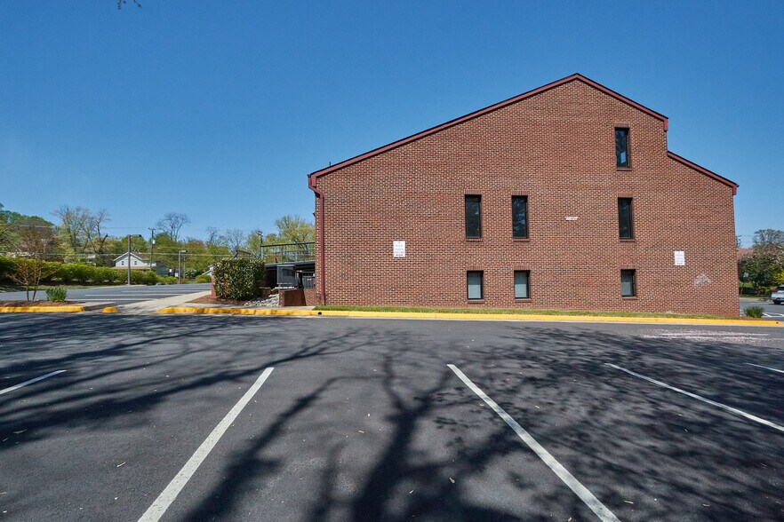 More Photos Of 2555-2575 Chain Bridge Rd, Vienna Medical For Sale