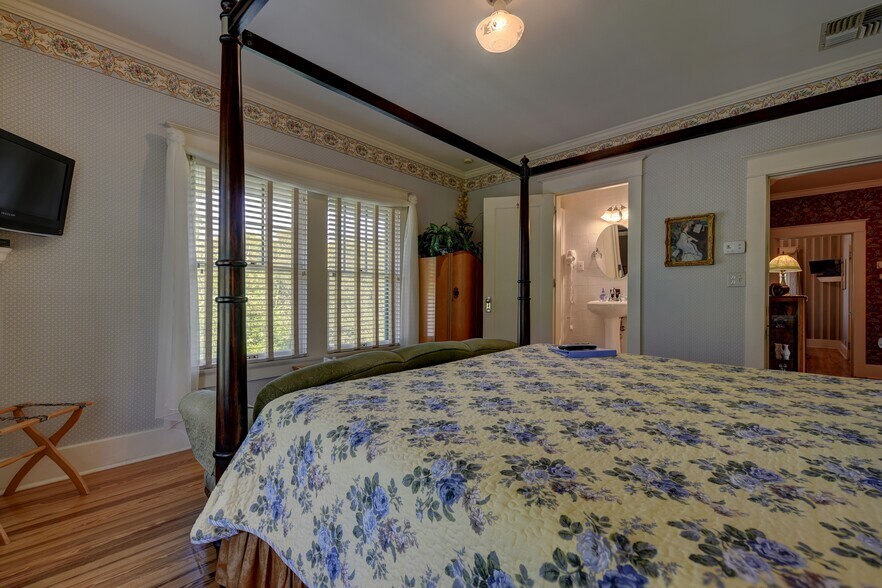 More Photos Of 1804 S Park St, Brenham Hospitality For Sale
