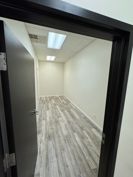 More Photos Of 517 N Lake Ave, Twin Lakes Showroom For Lease
