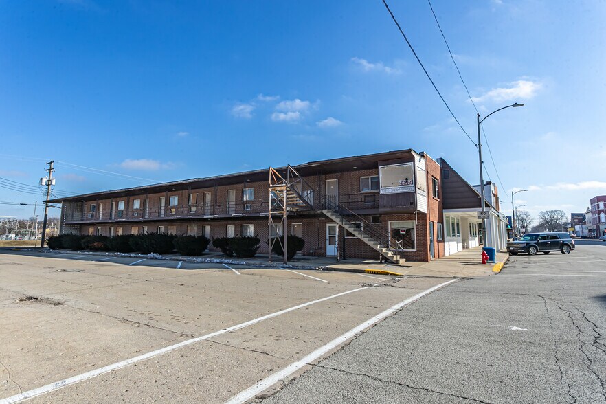 More Photos Of 200 E Main St, Hoopeston Hotel For Sale