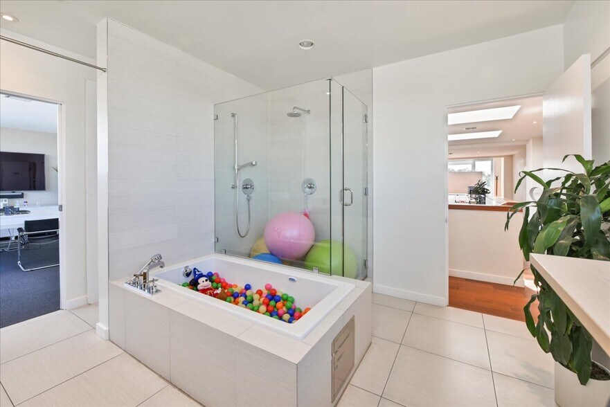 More Photos Of 1319 Abbot Kinney Blvd, Venice Loft Creative Space For Lease