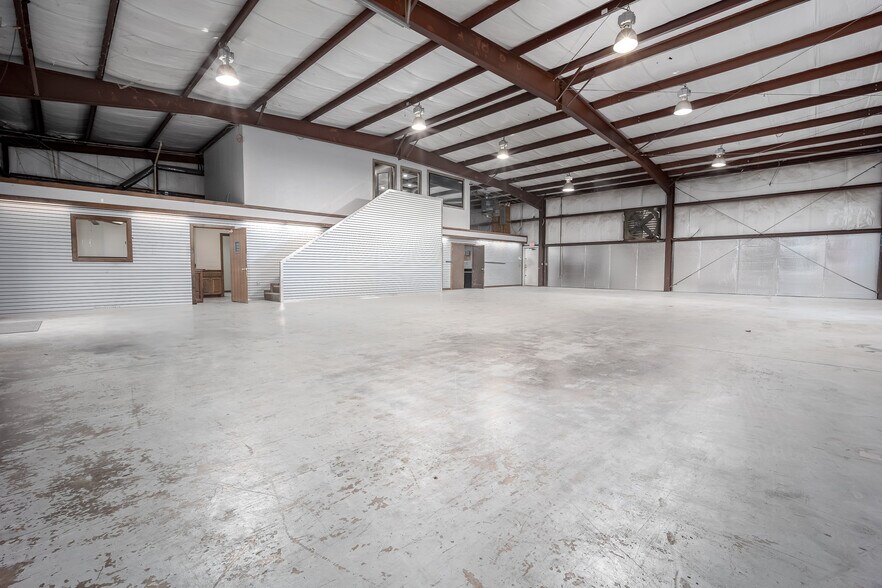 More Photos Of 2756 Broce Dr, Norman Warehouse For Lease
