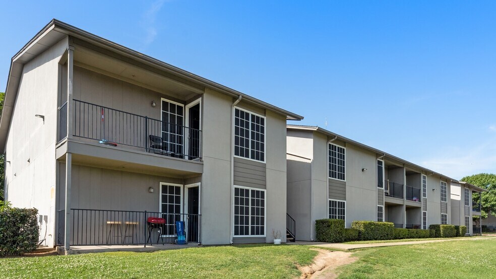 More Photos Of 1002 S Edmonds Ln, Lewisville Apartments For Sale