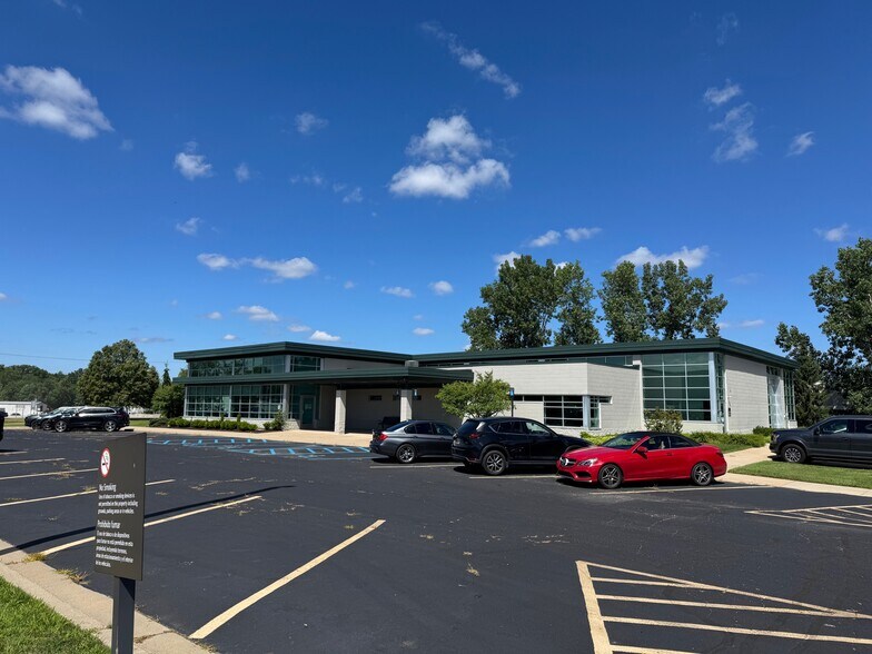 Primary Photo Of 3350 Broadmoor Ave SE, Grand Rapids Medical For Lease