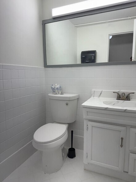 More Photos Of 8016 Arlington Expy, Jacksonville Hotel For Lease