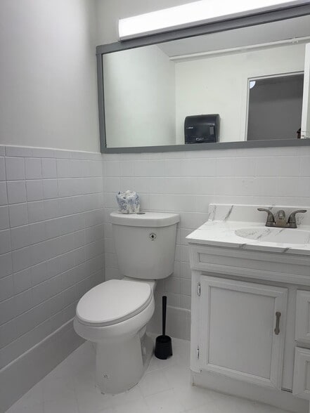 More Photos Of 8016 Arlington Expy, Jacksonville Hotel For Lease