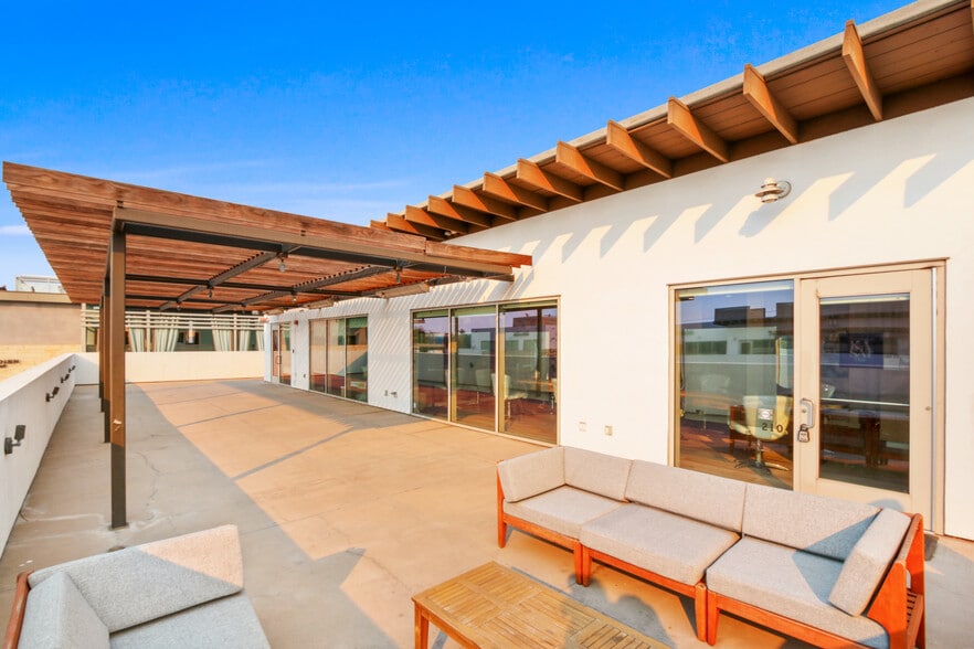 More Photos Of 451 Manhattan Beach Blvd, Manhattan Beach Restaurant For Lease