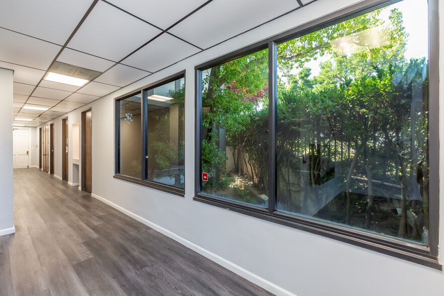 More Photos Of 23030 Lyons Ave, Santa Clarita Medical For Lease