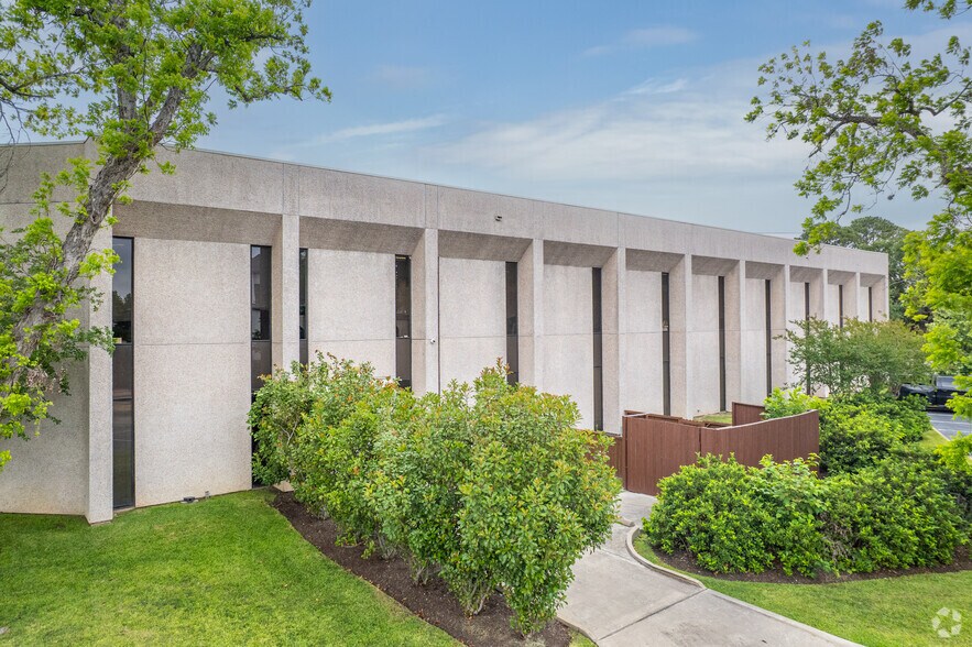 More Photos Of 8945 Long Point Rd, Houston Office For Sale