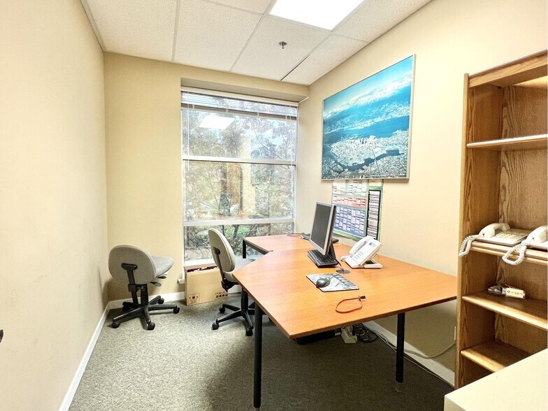 More Photos Of 998 Harbourside Dr, North Vancouver Showroom For Sale