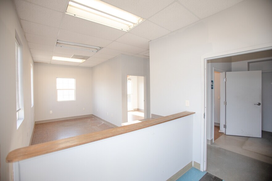 More Photos Of 12693 Lee Hwy, Washington Self Storage For Lease