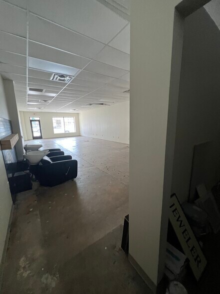 More Photos Of 1014 S Broadway St, Carrollton Unknown For Lease