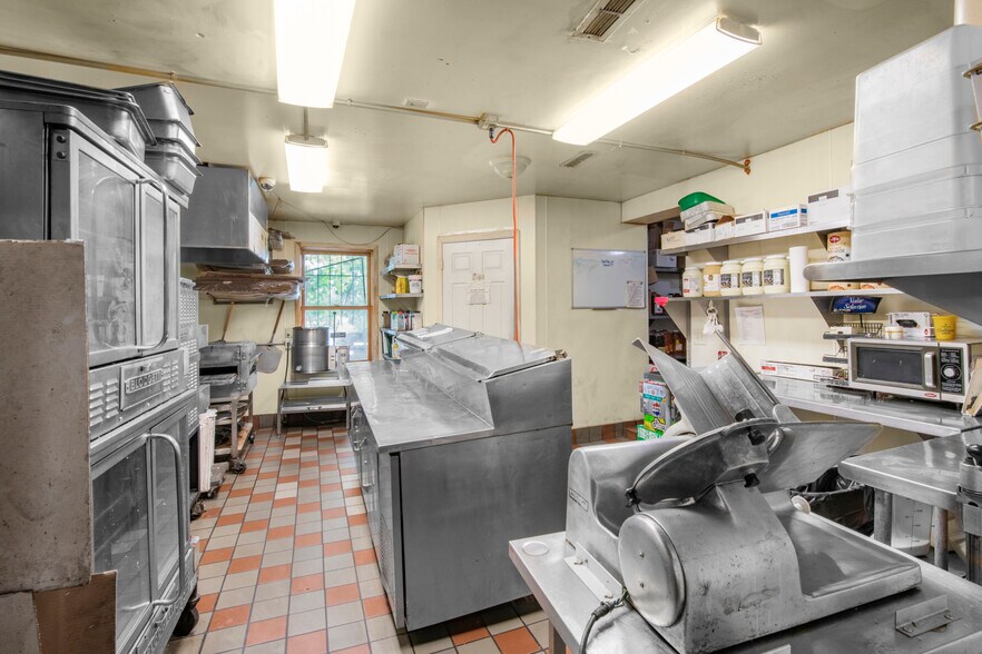 More Photos Of 14351 NE 78th St, Foley Restaurant For Sale
