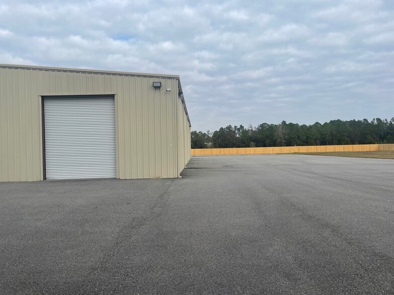 More Photos Of 14353 N Main St, Jacksonville Warehouse For Sale