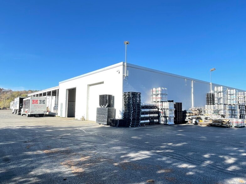 More Photos Of 2325 Sybrant Rd, Traverse City Warehouse For Lease