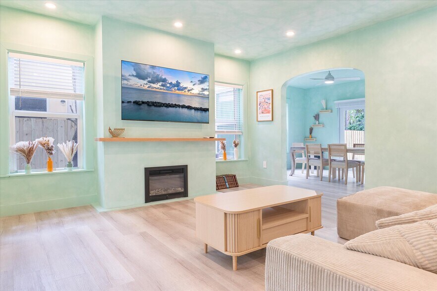 More Photos Of 22 NE 44th St, Miami Office Residential For Lease