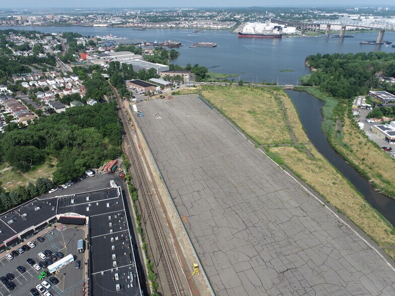 More Photos Of 1 Nassau Pl, Staten Island Warehouse For Lease
