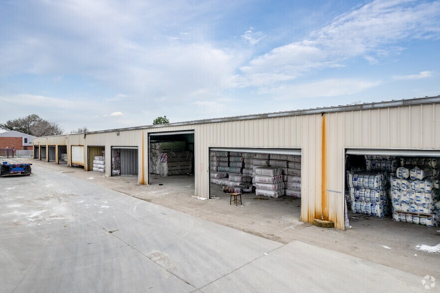 More Photos Of 10700 Gulf Fwy, Houston Warehouse For Lease