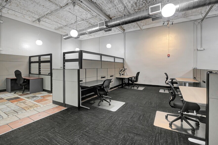More Photos Of 450 94th Ave N, Saint Petersburg Flex For Lease