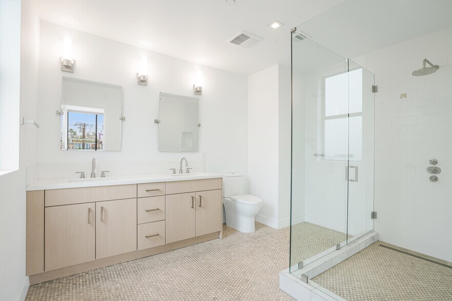 More Photos Of 2432 Penmar Ave, Venice Apartments For Sale