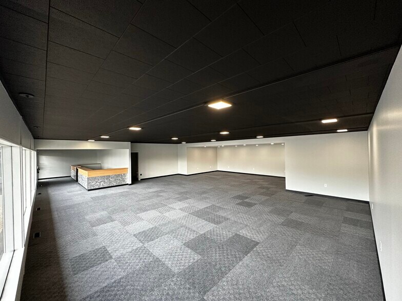 More Photos Of 38845 Mentor Ave, Willoughby Showroom For Lease