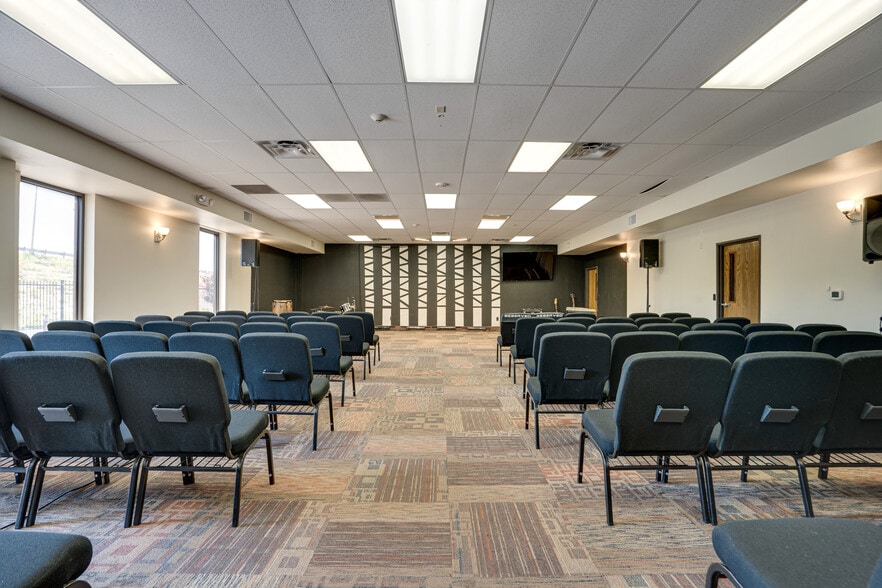 More Photos Of 8855 N Stemmons Fwy, Dallas Office For Sale