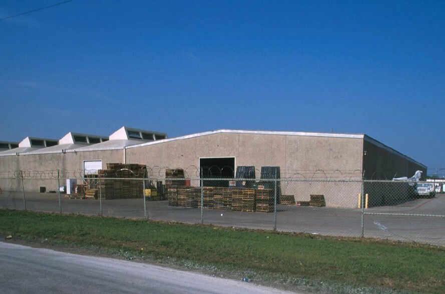 More Photos Of 2817 Braswell Dr, Fort Worth Distribution For Lease