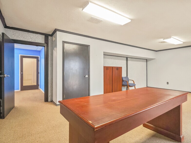 More Photos Of 401 S Ranchwood Blvd, Yukon Flex For Sale