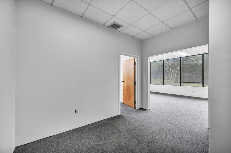 More Photos Of 290 Roberts St, East Hartford Office For Lease