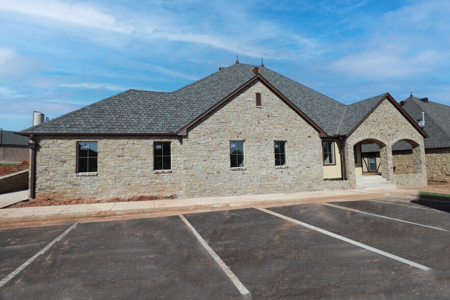 More Photos Of 13194 N MacArthur Boulevard, Oklahoma City Office For Sale