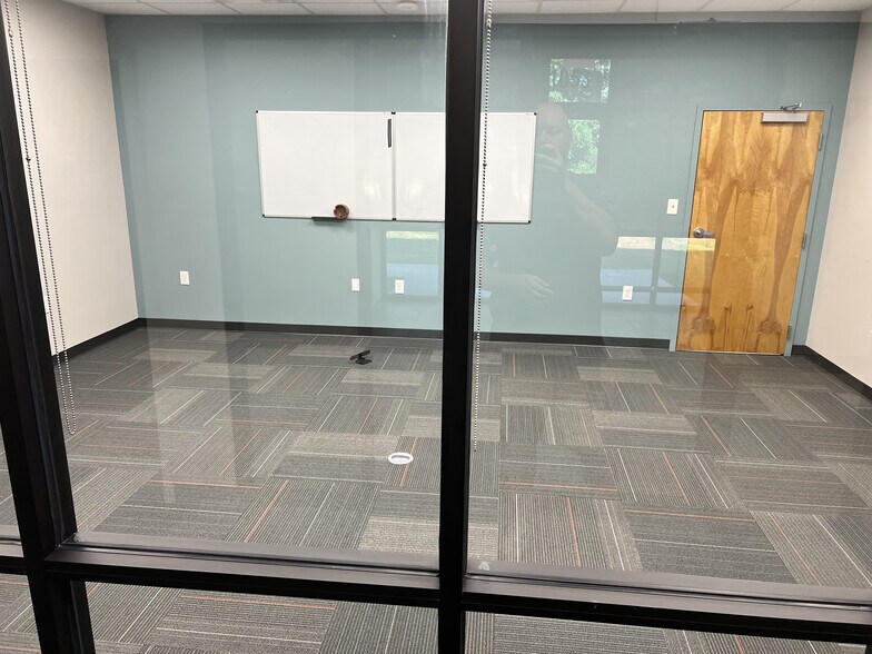 More Photos Of 1053 E London Park Dr, Forest Service For Lease