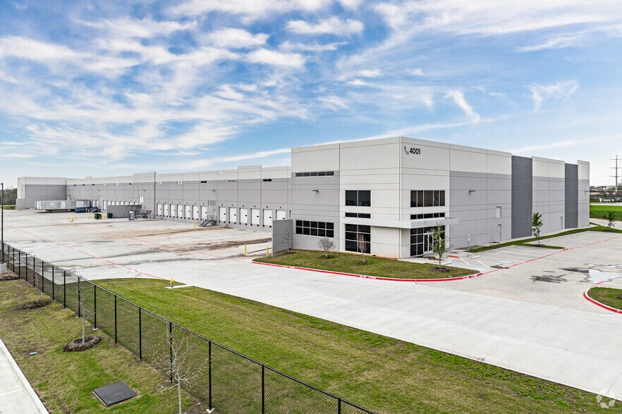 More Photos Of 4001 Main St, The Colony Industrial For Lease