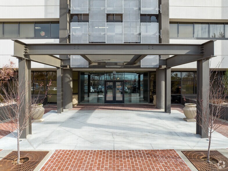 More Photos Of 2440 Louisiana Blvd NE, Albuquerque Office For Lease