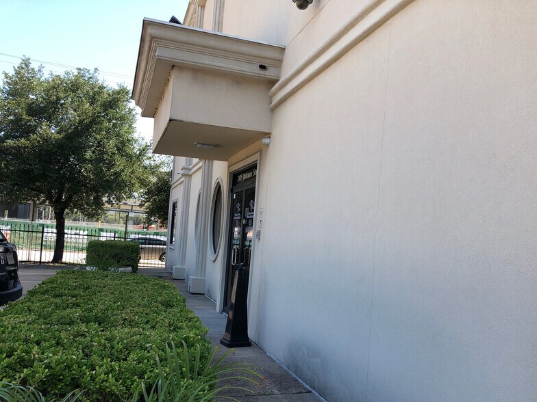 More Photos Of 2105 Jackson St, Houston Office For Lease