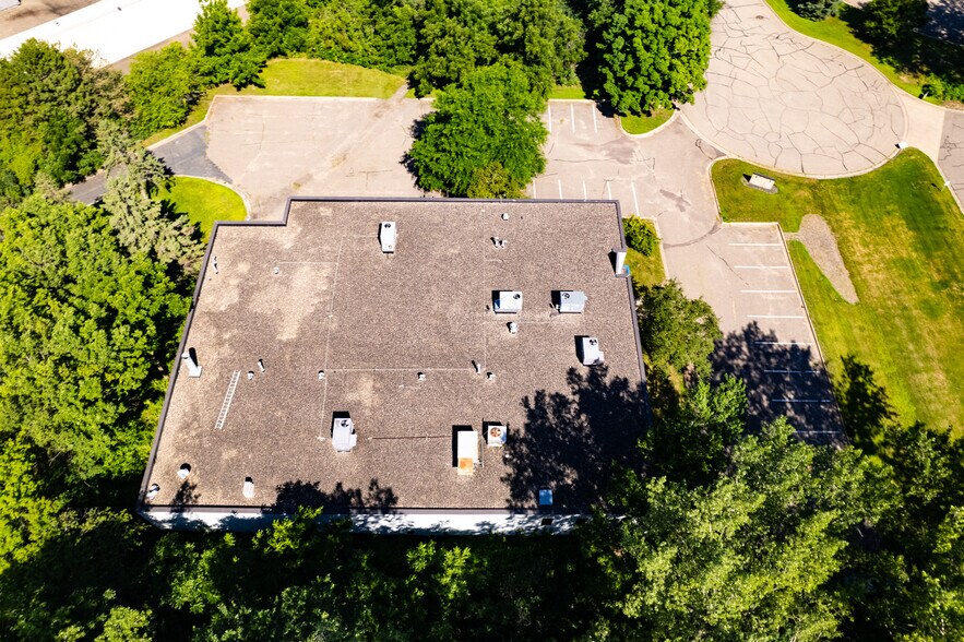 More Photos Of 400 Commerce Ct, Vadnais Heights Manufacturing For Sale