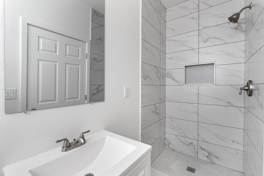 More Photos Of 1955 Bonsallo Ave, Los Angeles Apartments For Sale