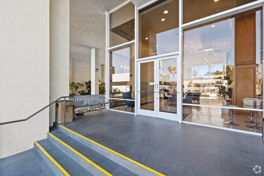 More Photos Of 15720 Ventura Blvd, Encino Office For Lease