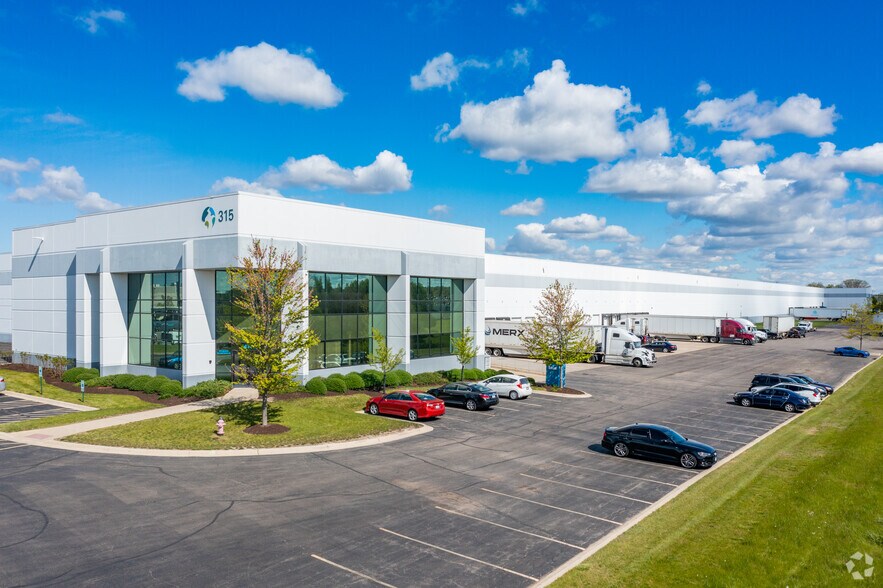 More Photos Of 305-325 Corporate Dr, Elgin Warehouse For Lease