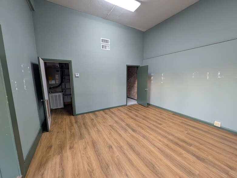 More Photos Of 400 N State Line Ave, Texarkana General Retail For Lease