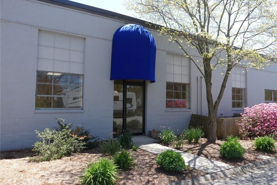 More Photos Of 36 Plains Rd, Essex Freestanding For Lease
