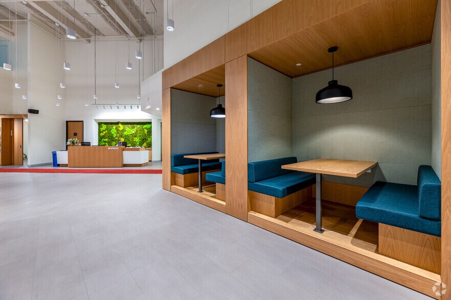 More Photos Of 200 Bay St, Toronto Coworking Space