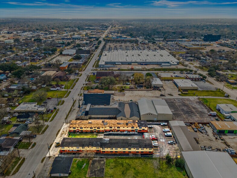 More Photos Of 1004 S Main St, Pasadena Apartments For Sale