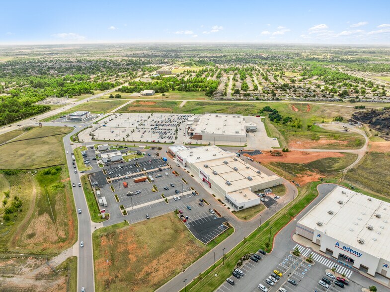 More Photos Of 821 N Czech Hall Rd, Yukon Restaurant For Lease